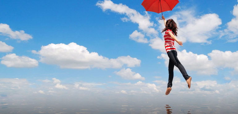Ci sono emozioni negative che vivono dentro di noi come mostri che ci perseguitano e che vengono fuori nel momento meno opportuno; come la colpa, la paura, la superbia, l’egoismo, l’invidia, la gelosia, etc. Probabilmente non è possibile eliminare queste emozioni, ma è possibile gestirle, accettarle e imparare a conviverci senza che si impossessino della nostra vita. Tutti noi possiamo imparare a identificare e gestire le nostre emozioni, ma possiamo anche identificare quelle delle altre persone grazie all'intelligenza emotiva, per cui riusciremo a sentire quello che sentono gli altri attraverso le loro parole, i loro gesti o le loro espressioni. Charles Darwin riscontrò che gli esseri umani possiedono un vasto repertorio di emozioni, le quali hanno una funzione sociale, in quanto favoriscono l’adattamento all'ambiente. Ogni emozione ha la sua funzione, ecco quelle primarie: Tristezza È il sentimento causatoci da qualcosa di negativo. La tristezza ci porta a superare una situazione e a tirar fuori le nostre emozioni. Gioia L’euforia per qualcosa che ci rende felici e ci dà una sensazione di sicurezza e benessere. Ci spinge a voler ripetere quella situazione che ci fa stare bene. Rabbia Un sentimento di irritabilità in una situazione che ci dà fastidio. La rabbia è un sentimento negativo e distruttivo. Paura È l’emozione che proviamo di fronte ad un pericolo, che sia reale o immaginario. La paura ci aiuta a proteggerci e a salvaguardarci. Sorpresa La sorpresa che proviamo in caso di un evento inaspettato, positivo o negativo che sia. La sorpresa ci permette di orientarci di fronte alla nuova situazione. Disgusto È la sensazione di schifo e rifiuto che qualcosa ci suscita e che ce ne fa allontanare. Non siamo responsabili delle emozioni, lo siamo di ciò che ne facciamo. Jorge Bucay Come accettare il nostro lato più “oscuro” Non possiamo evitare di provare le emozioni, ma possiamo imparare a gestirle e ad accettarle in modo che non ci facciano male. A seguire, vi daremo alcuni consigli per gestire la vostra intelligenza emotiva e tenere i mostri sotto controllo: Ricordate i vostri successi e i vostri pregi pregi Tutti abbiamo molti difetti, ma anche tante qualità che ci distinguono e ci rendono persone uniche. È normale dire continuamente cose negative su noi stessi: “Questo non lo so fare!”, “Sono un disastro!”, “Arrivo sempre in ritardo”, etc. Ma non dobbiamo mai smettere di pensare a tutte le qualità che abbiamo, a tutte le cose che facciamo bene, ai nostri successi quotidiani. Il potere del focus Rivolgete la vostra attenzione verso qualcosa di concreto. Quando un bambino piange, la prima cosa che facciamo è distrarlo perché smetta di piangere. Vivete il momento presente A volte, le emozioni negative ci fanno pensare alle conseguenze a lungo termine, ma è meglio pensare al futuro immediato, così da essere più realisti e mantenere l’autocontrollo. La meditazione aiuta È stato dimostrato che la meditazione è efficace per evitare i pensieri negativi, non solo quando si presentano, ma anche a lungo andare. Meditare e respirare correttamente può aiutarvi a diminuire l’ansia e altre emozioni negative. L’importanza di fare sport È confermato scientificamente che fare un'ora di sport a settimana aiuta a contrastare la depressione, l’ansia e i sentimenti di rabbia; lo confermano tutti gli studi realizzati sull'argomento. Il 99% delle preoccupazioni della gente riguarda cose mai successe e che mai succederanno.  (Emilio Duró) Grazie a: lamenteemeravigliosa.it